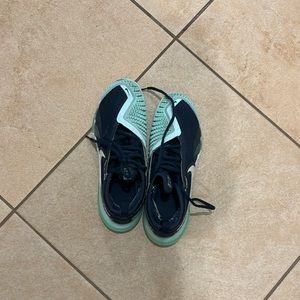 Women’s tennis court shoes